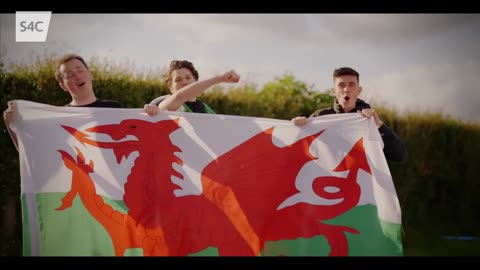 a o Hyd - Dafydd Iwan | Dafydd Iwan sings Yma o Hyd with lyrics and English translation | S4C