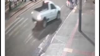 Hombre atropella a una mujer