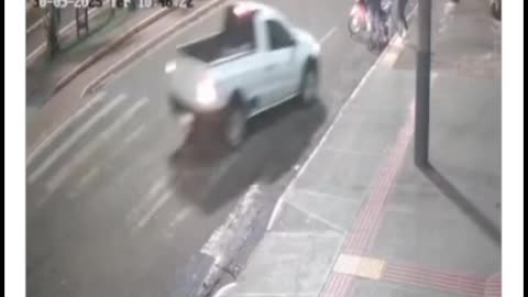 Hombre atropella a una mujer