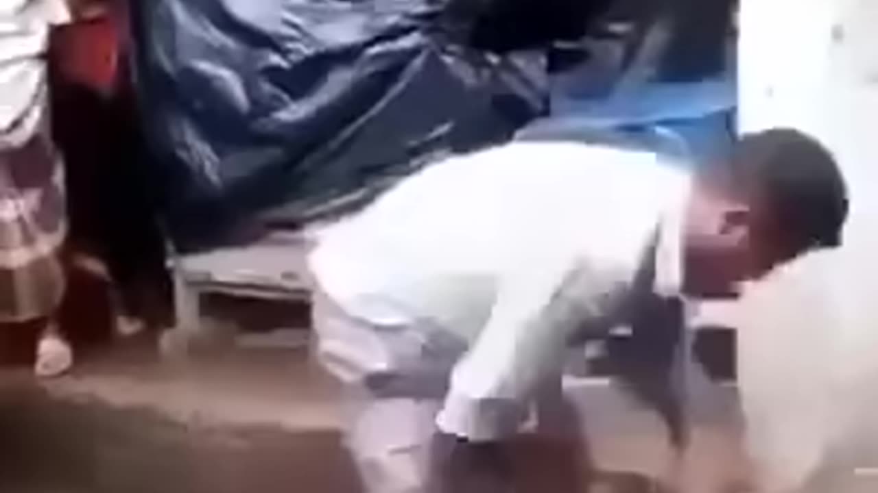 đ āϏāύā§āϤāĻžāύā§āϰ āϏāĻžāĻŽāύ⧠āĻŦāĻžāĻŦāĻžāϰ āĻā§āĻŦāύ āĻā§ā§ā§ āύāĻŋāϞā§, āĻ
āĻĨāĻ āϏāĻŦāĻžāĻ āĻā§ā§ā§ āĻā§ā§ā§ āĻĻā§āĻāϞā§!
