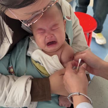 Doctor is giving injection to child, child is crying, funny video 2025 skc.com 45