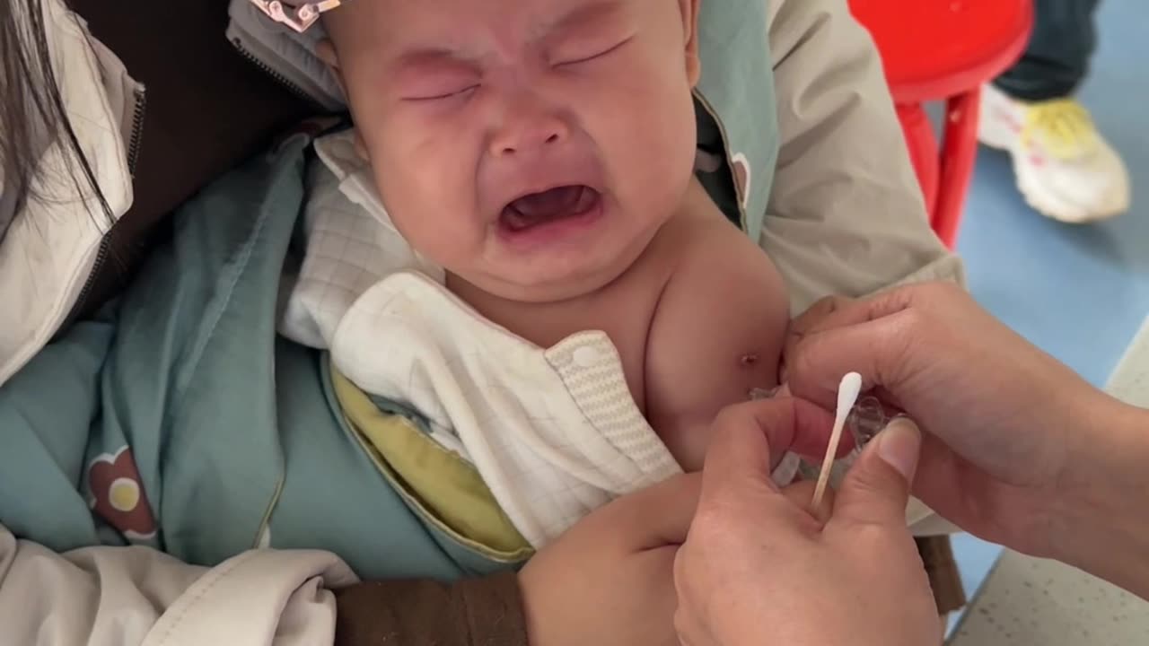 Doctor is giving injection to child, child is crying, funny video 2025 skc.com 45