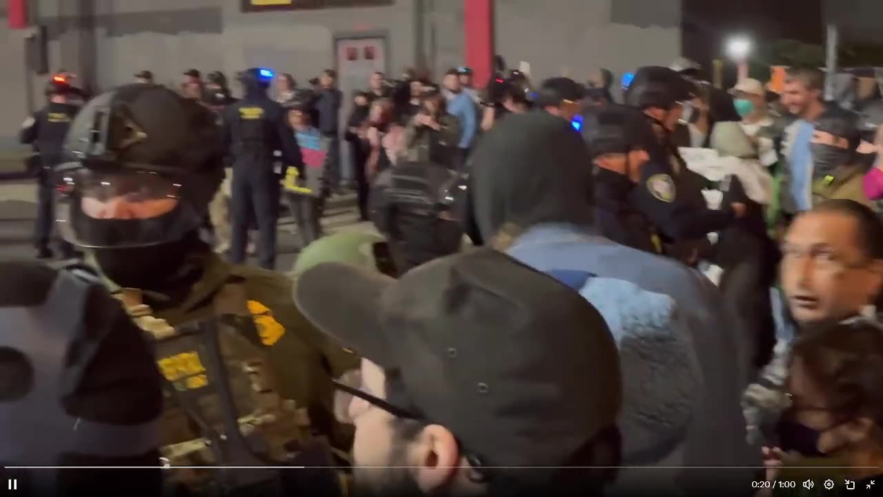 Một kẻ kích động Antifa hung hăng đã cố tình chế nhạo và thậm chí khạc nhổ vào một cảnh sát.