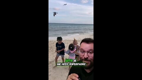 Hermoso momento en familia alimentando gaviotas en la playa 🥰