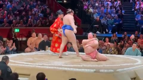 London hosts major sumo wrestling tournament, second ever outside of Japan