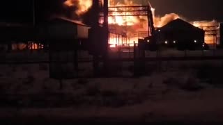 🔥👀 At night, Ukrainian UAVs struck the "Crystal" oil storage facility in Engels,