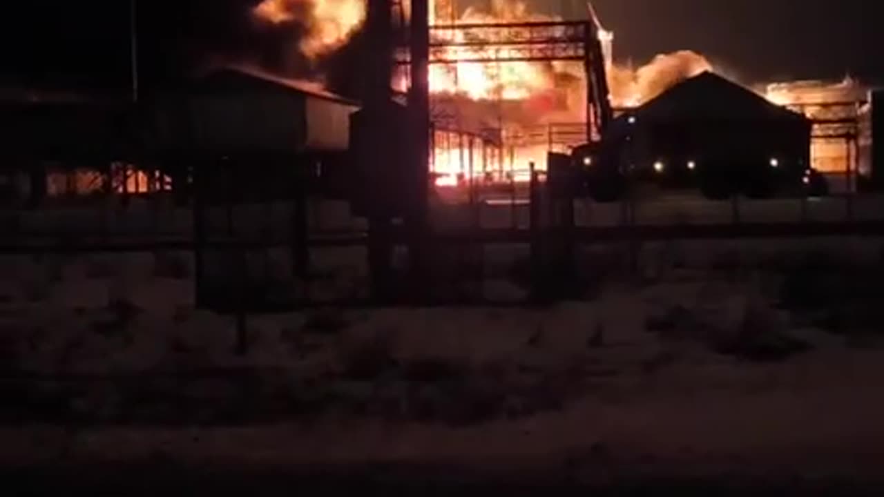 🔥👀 At night, Ukrainian UAVs struck the "Crystal" oil storage facility in Engels,