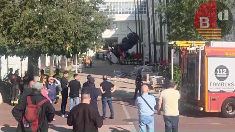 Vuelca un camión grúa en el Parque Sanitario Pere Virgili sin causar heridos