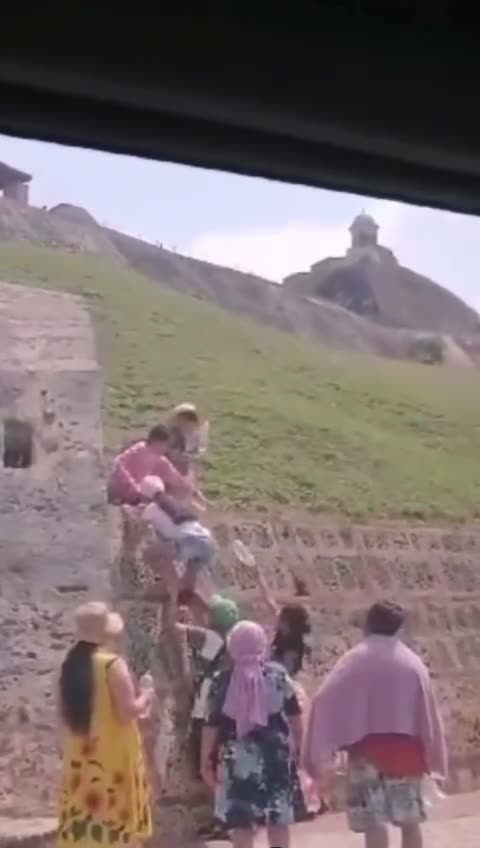 Turistas ingresan peligrosamente al Castillo de San Felipe