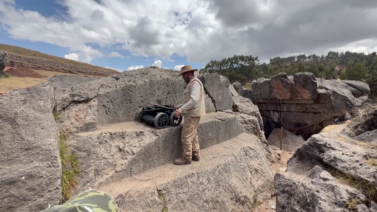 Uncovering a Labyrinth Below The Megalithic Fortress of Saqsaywaman!