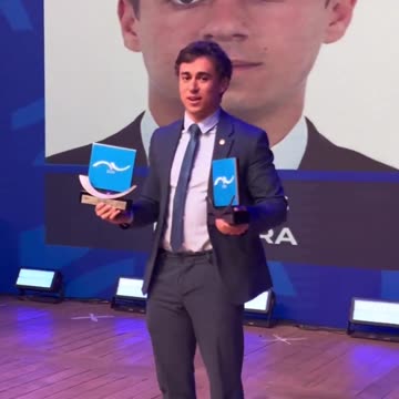 Nikolas Ferreira recebe prêmio de melhor deputado federal