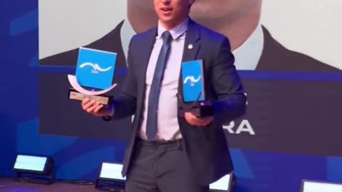 Nikolas Ferreira recebe prêmio de melhor deputado federal