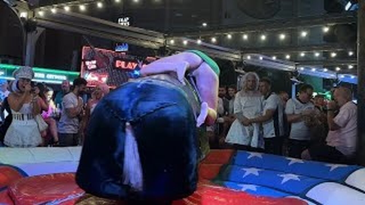 😍 Bold Girl on a Bull | Mechanical Bull Riding | Bull Riding in Benidorm