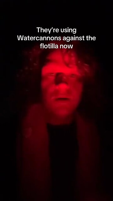 📹 Israel uses water cannons against the Sumud flotilla