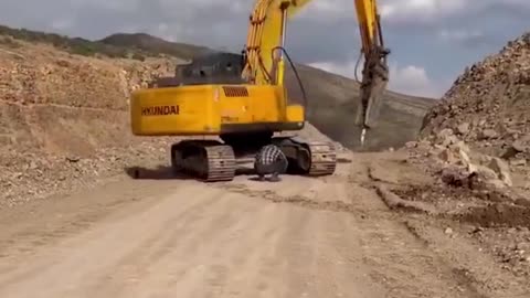 Heroic Worker in Adıyaman Risks Life to Stop Runaway Work Machine