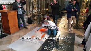 🚨𝐁𝐑𝐄𝐀𝐊𝐈𝐍𝐆: Climate change activists DESECRATE Charles Darwin’s grave in