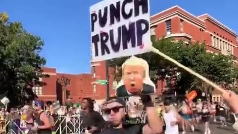 Chicagoans at the Chicago marathon with a punch trump