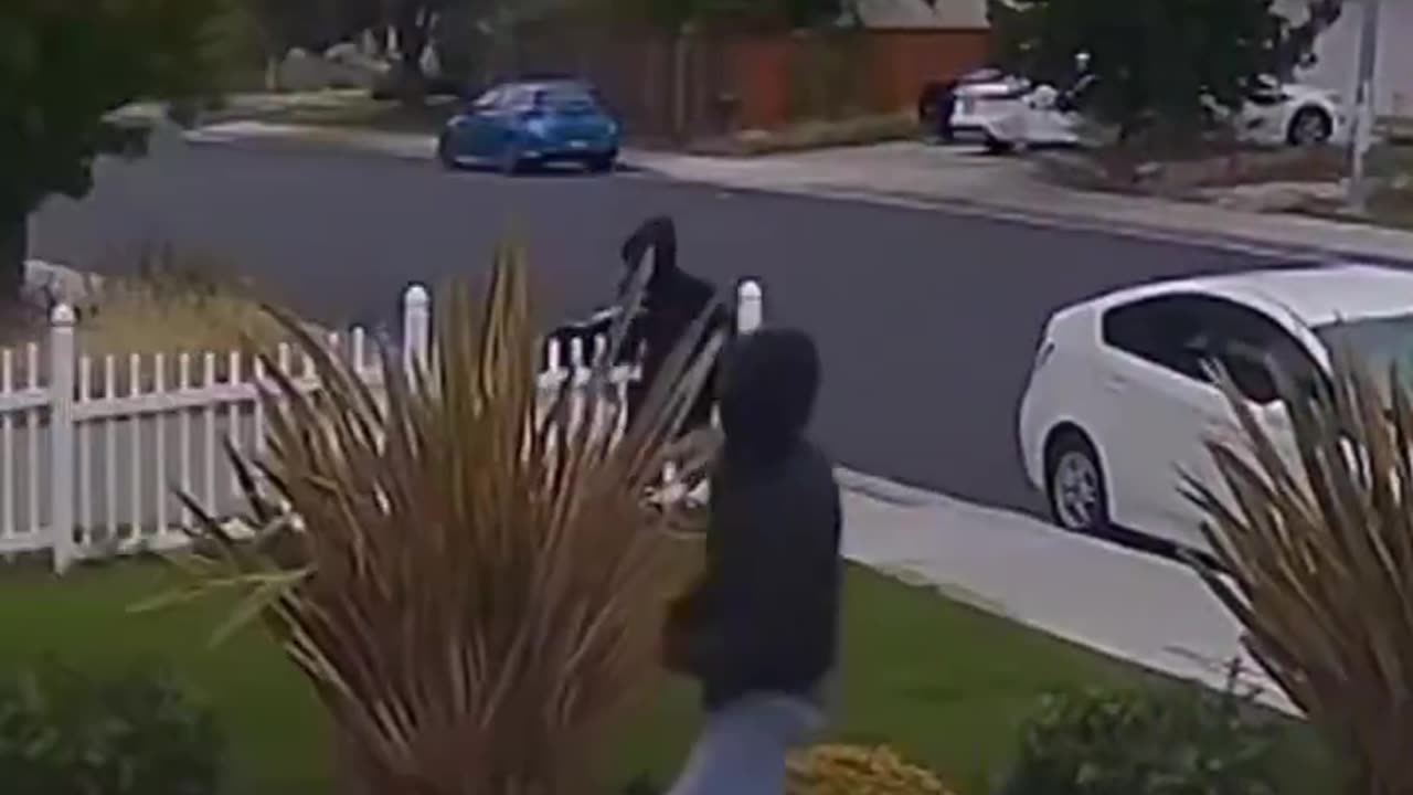 Little Girl in Newscum's Commiefornia Has to Run Back in House as Four Thugs Attempt Home Invasion