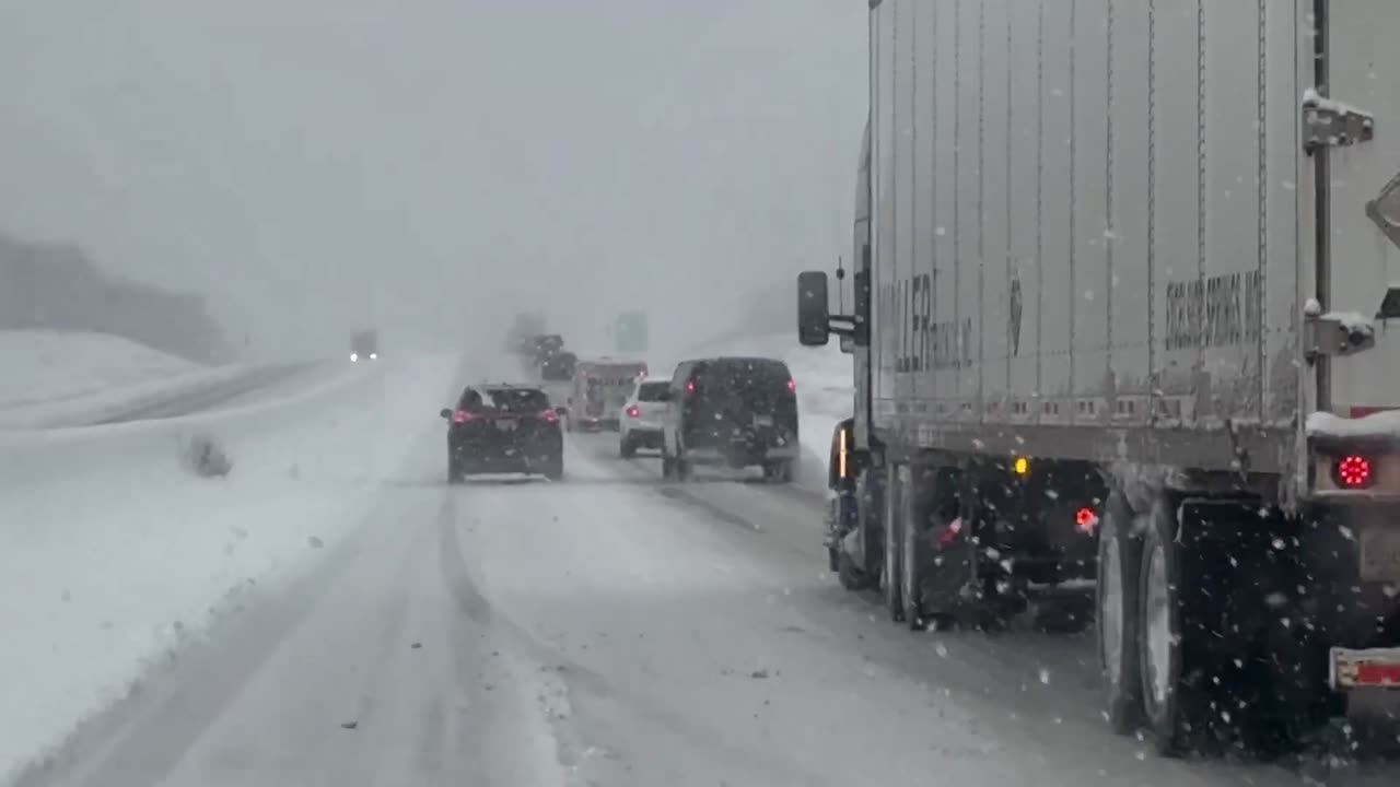 Heavy snow band hammering the Eufala, Oklahoma area with dinner plate size