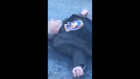 SCARED OLD COP DUMPS HIS MAG IN TO A ZOMBIE!