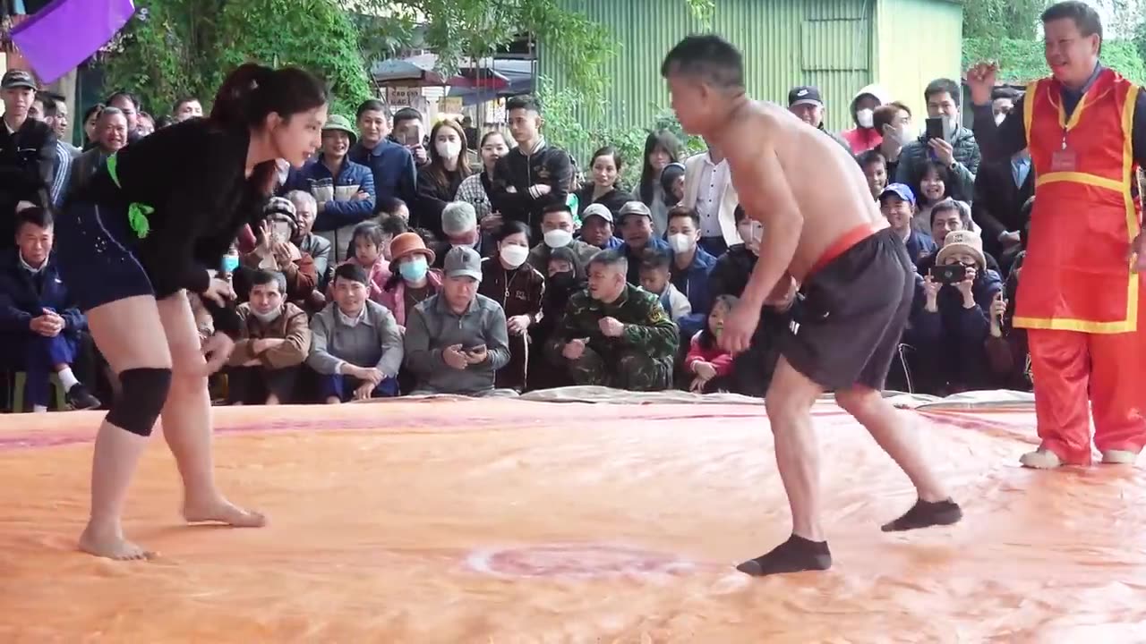 boy and girl wrestling vat nam nu hoi lang