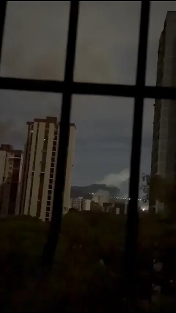 🇺🇸❌🇻🇪🇻🇪 — United States Air Force helicopter, possibly an AH-1Z Viper, firing guns