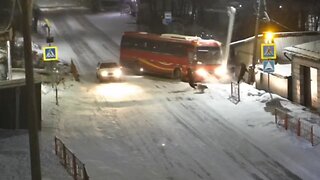 Autobús casi atropella a tres peatones en Rusia