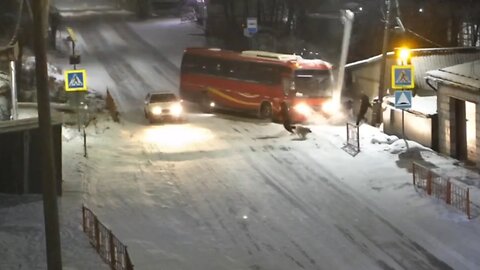 Autobús casi atropella a tres peatones en Rusia