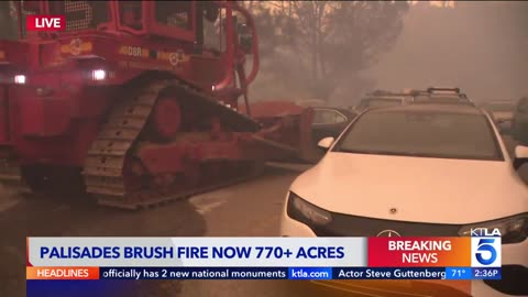 🚨 NOW: California fires are getting SO BAD that people are abandoning their cars and fleeing on foot