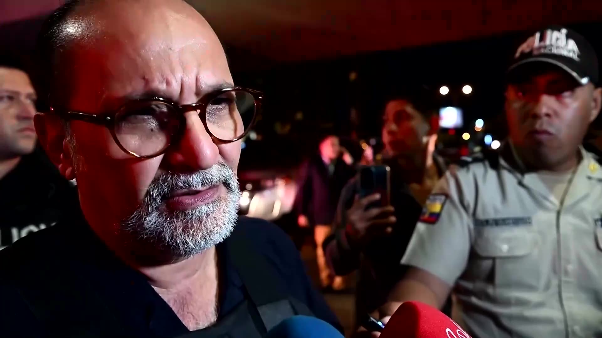 Car bursts into flames outside Ecuador shopping mall