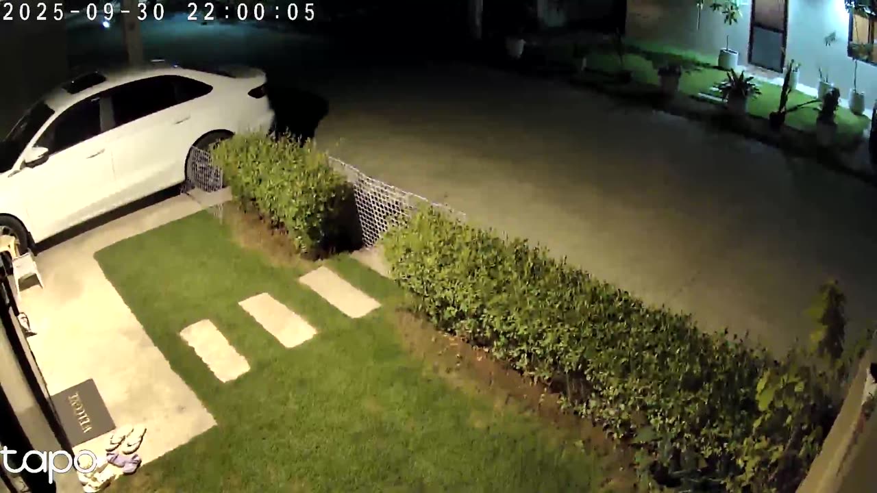 Mother and Daughter Cling Together During 6.9 Magnitude Earthquake in Cebu