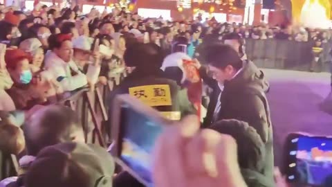 ROBOT WITH AI TRIED TO ATTACK A MAN DURING A TECHNOLOGY EVENT IN THE CITY OF SHENZHEN!