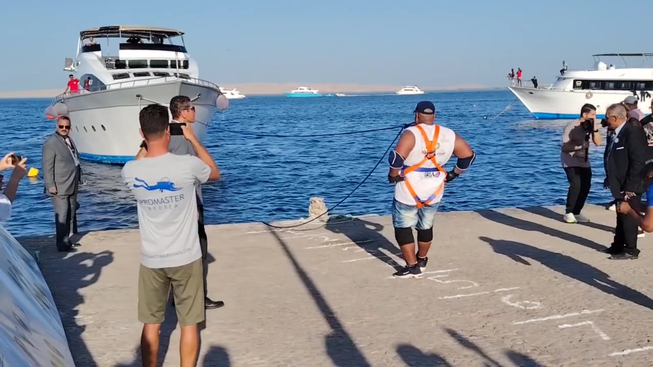 Egyptian man moves ship with his teeth