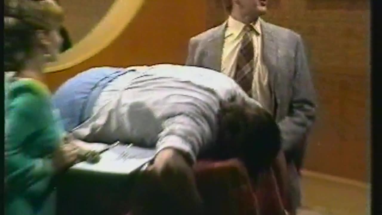 Monty Python's Flying Circus S1E03 (Jak rozpoznat různé druhy stromů z poměrně velké dálky, CZ Sub.)