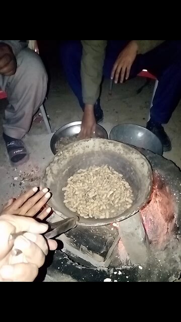 While roasting peanuts/مونگ پھلی بھونتے ہوئے گپ شپ
