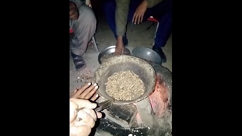 While roasting peanuts/مونگ پھلی بھونتے ہوئے گپ شپ