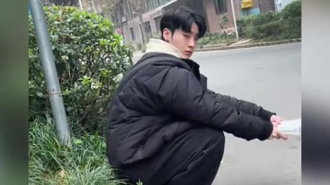 盘点来自捡到一百块的执着，这意力，没得说 #犟种 #意想不到 #专治不开心 #看一遍笑一遍 #搞笑