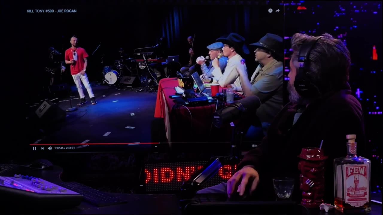 Redbar_ Joe Rogan BOMBS! while attempting to roast open mic comedian (720p60fps)