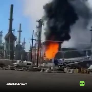 Explota una refinería de petróleo en Nuevo México