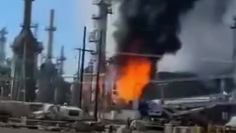 Explota una refinería de petróleo en Nuevo México
