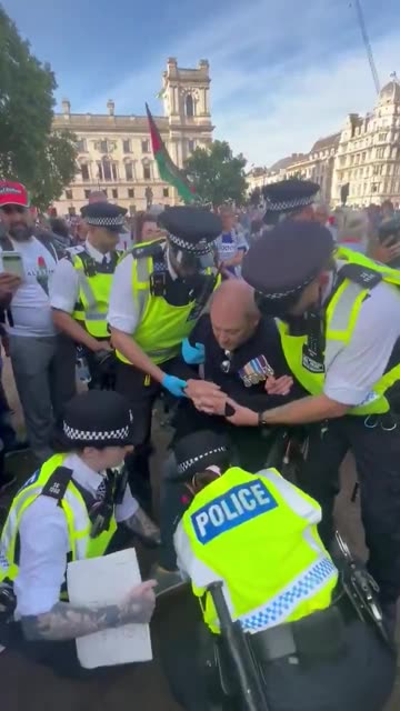 92 year-old war disabled British veteran arrested for holding up sign Kier Starmer don’t like