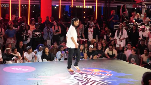 Viral: SARA 🇪🇸 🇨🇴 vs NEPO 🇮🇳 | stance x Red Bull Dance Your Style World Finals 2