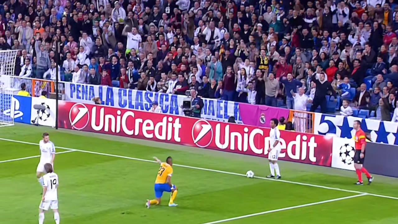 Funny famous scenes in football, Arturo Vidal tripped over a football pitch