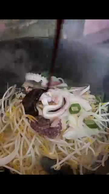 So Addictive?! Korea’s Most Famous Crab Seafood Ramen! 🦀🔥 #shorts