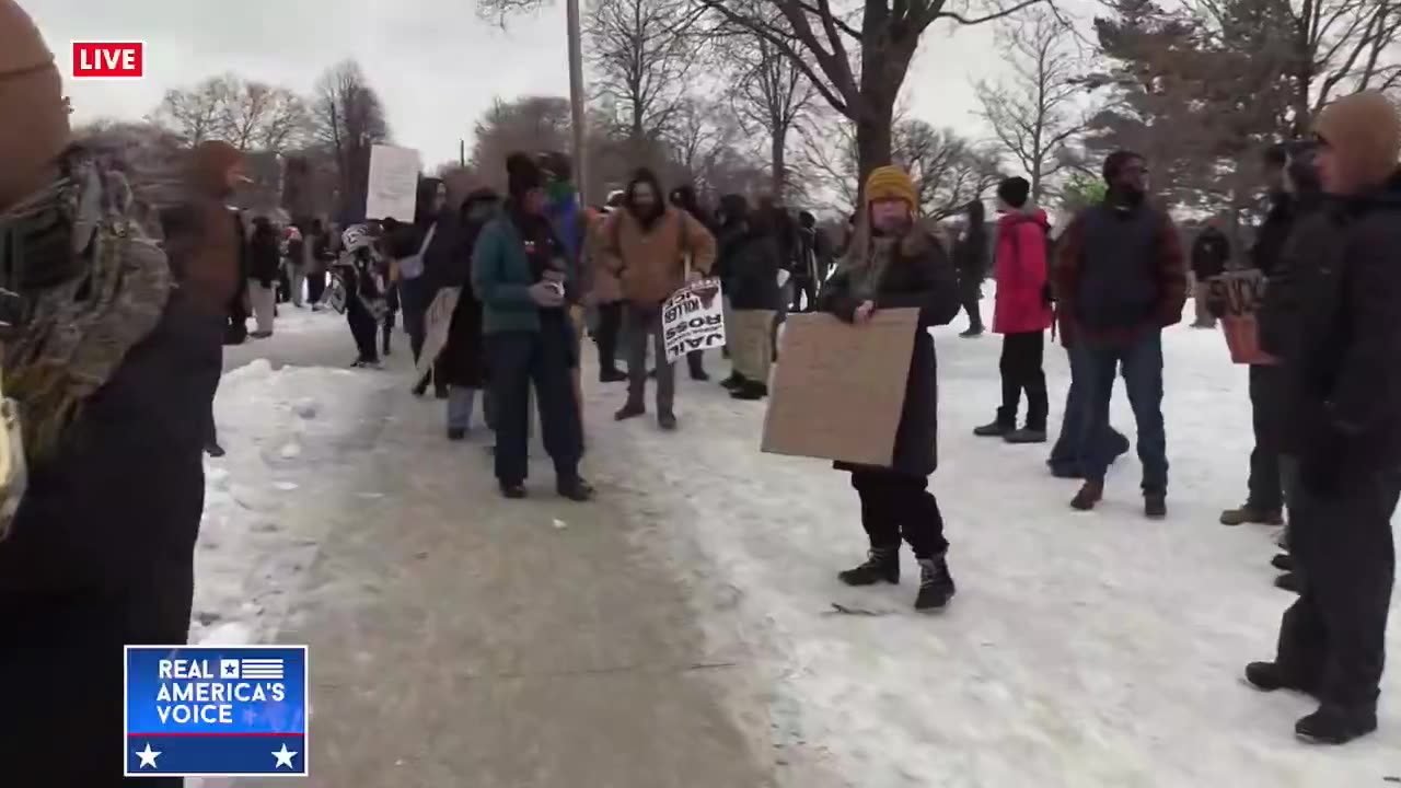 LIVE: WHOLE STREAM OF PROTESTORS ARRIVE, "THERE ARE PAID AGITATORS HERE"