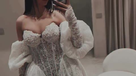 Stelina vishet me fustan të bardhë, por ka një dilemë: Nuse brenda 2025 apo 2026?