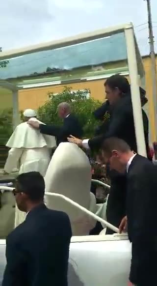 El golpe del papa en su papamóvil