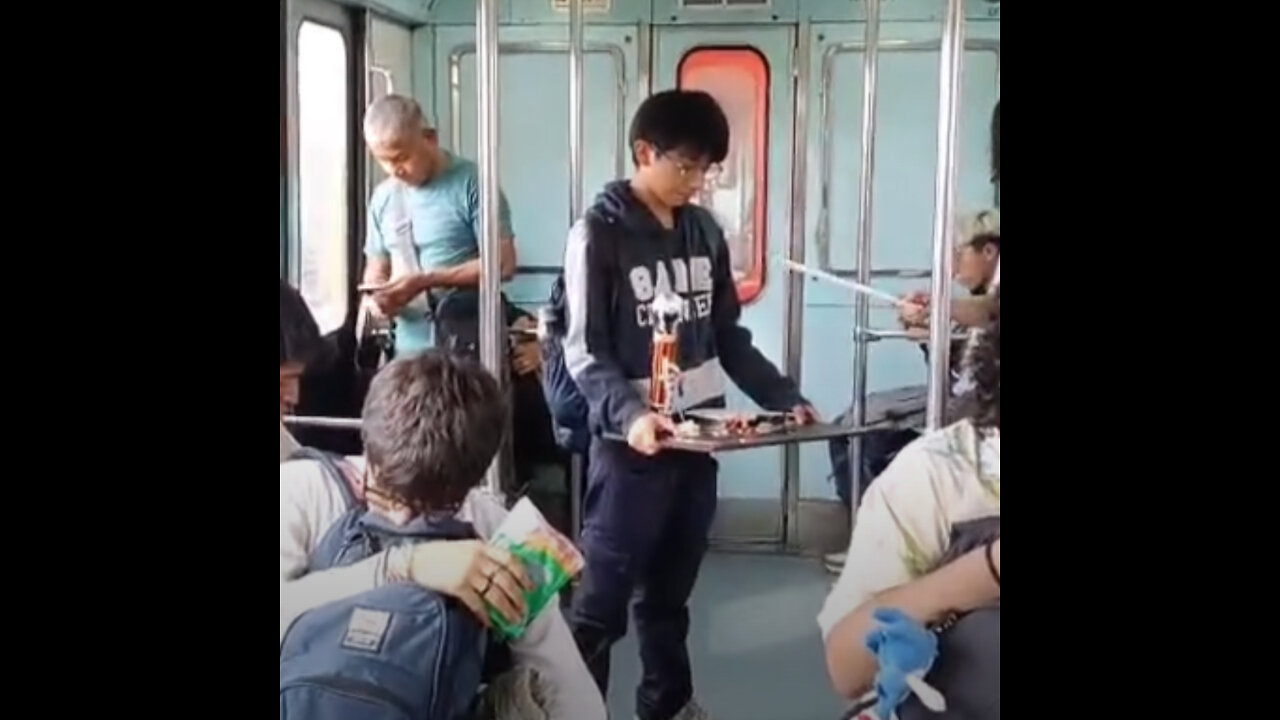 Jóvenes mexicanos convierten un vagón de metro en un aula