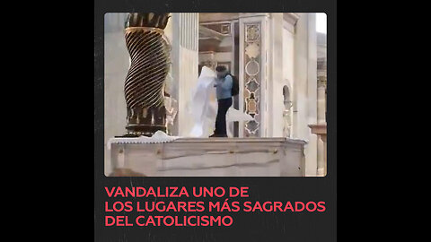 Un hombre vandaliza la Basílica de San Pedro del Vaticano