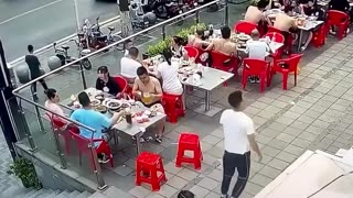 如果没有监控，我不敢相信眼前的画面..#监控下的一幕 #搞笑 #专治不开心 #社死